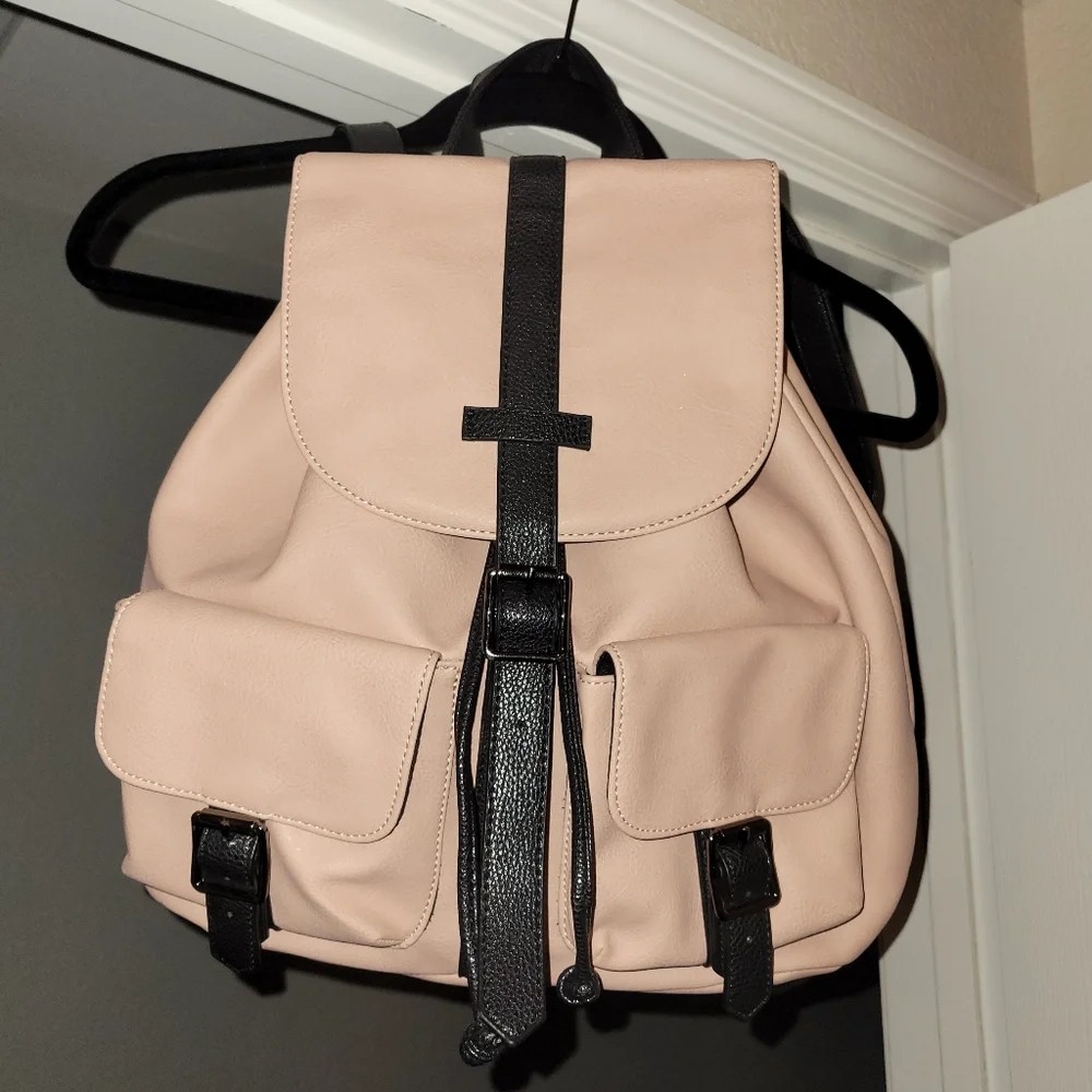 Backpack - Picture 1 of 7
